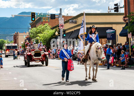 Rodeo Queen cavalcare il suo cavallo; quarto annuale di luglio sfilata nel piccolo paese di montagna di Salida; Colorado; USA Foto Stock