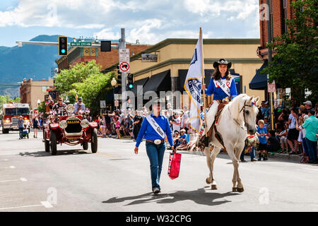 Rodeo Queen cavalcare il suo cavallo; quarto annuale di luglio sfilata nel piccolo paese di montagna di Salida; Colorado; USA Foto Stock