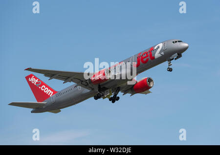 Un Jet2 Boeing 757-200 decolla dall'Aeroporto Internazionale di Manchester (solo uso editoriale) Foto Stock