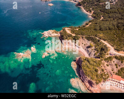 Vista la bellezza del tramonto su Sveti Stefan, piccolo isolotto e resort in Montenegro. Balcani, mare Adriatico, l'Europa. Foto Stock