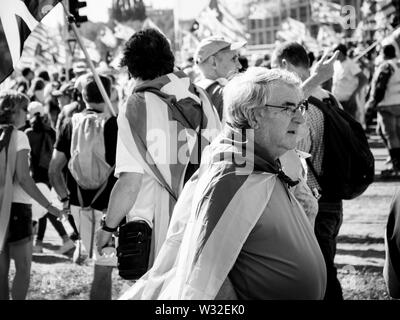 Strasburgo, Francia - luglio 2 2019: immagine in bianco e nero di persone dimostrare protesta anteriore dell unione europea parlamento europeo contro l'esclusione dei tre catalano deputati eletti Foto Stock