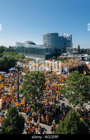 Strasburgo, Francia - luglio 2 2019: vista aerea di persone che hanno manifestato a protestare contro la parte anteriore della unione europea parlamento europeo contro l'esclusione dei tre catalano eurodeputati eletti - drone visualizza Foto Stock