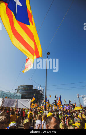 Strasburgo, Francia - luglio 2 2019: Persone azienda Estelada indipendentista catalano flags dimostrano protesta anteriore dell unione europea parlamento europeo contro l'esclusione dei tre catalano eurodeputati eletti - immagine verticale Foto Stock