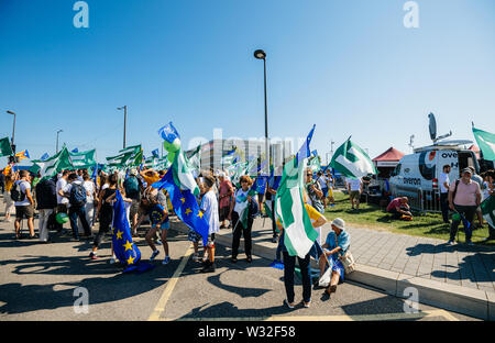 Strasburgo, Francia - luglio 2 2019: grande folla di persone azienda bandiera del Movimento europeo bandiera federalista nella parte anteriore del Parlamento europeo Foto Stock