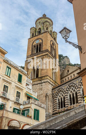 Cattedrale di Amalfi nella piazza principale di Amalfi, Italia Foto Stock