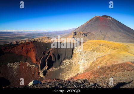 Red cratere a Tongariro Alpine Crossing Foto Stock