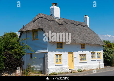 Tradizionale cottage con il tetto di paglia nel villaggio sul mare di West Wittering, Nr. Chichester, West Sussex, in Inghilterra, Regno Unito Foto Stock