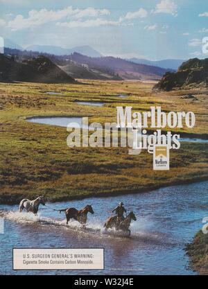 Poster pubblicitari marlboro sigarette luci, in magazzino dal 1998 anno, slogan pubblicitario creativo, pubblicità Marlboro da Philip Morris da anni novanta Foto Stock