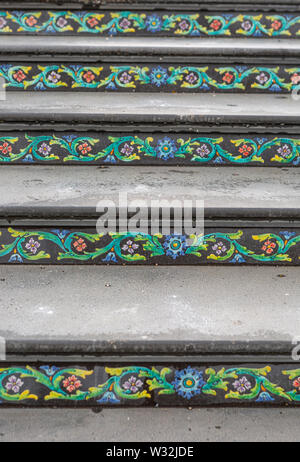 Scala con multi colorate piastrelle del mediterraneo Foto Stock