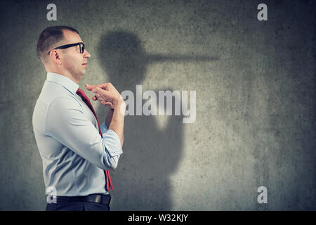 Vista laterale di un business man looking sorpreso quando viene catturato sulla menzogna Foto Stock