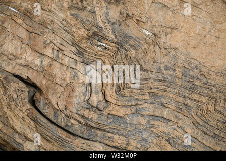 Texture, strati di sfondo e crepe nella roccia sedimentaria sulla scogliera. Rock ardesia in montagna. Seamless sfondo astratto. Crepe e strati di roccia Foto Stock