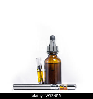 La cannabis medica canapa vaporizzatore di liquido e il vasetto di vetro isolato nel luminoso display lightbox Foto Stock