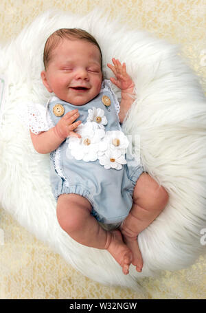 Layton, Utah, Stati Uniti d'America. 11 Luglio, 2019. Un reborn baby doll viene visualizzato in concorso hall presso la sesta annuale R.O.S.E Bambola Internazionale Expo, una vetrina per ultra realistica ''renato " baby dolls. Fashioned meticolosamente da viny e silcone e ponderata con perle di vetro e di altri materiali per il massimo realismo, queste bambole da collezione sono stati anche impiegati come emotivo, coccola la terapia per i pazienti dementi. Credito: Brian Cahn/ZUMA filo/Alamy Live News Foto Stock