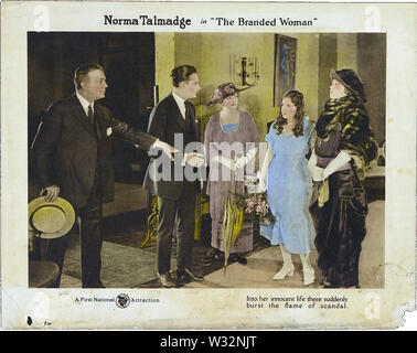 La lobby card per il film americano la donna di marca. Foto Stock