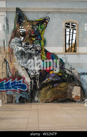 Colorati gigante di arte di strada murale di Fox per artista Bordallo II utilizzando materiali riciclati fissato sulla parete edilizia in Avenida 24 de Julho, Lisbona, Portogallo Foto Stock