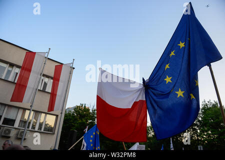 Un polacco e Unione europea bandiera volare insieme durante una manifestazione di protesta contro la decisione della procura nazionale su Mariusz Krason, davanti a Cracovia la Corte.Mariusz Krason, Cracovia basa procuratore è stato trasferito a Wroclaw. Egli è stato il promotore di una risoluzione in sede di assemblea generale della direzione regionale dell'Ufficio della Procura di Cracovia, in cui egli ha allarmato dalla minaccia di indipendenza del procuratore europeo. Il 18 luglio, la questione dello stato di diritto in Polonia, ai sensi dell'articolo 7 procedura, verrà discusso nella prossima riunione dei ministri UE. Foto Stock