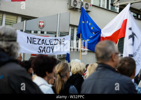 Un polacco e Unione europea bandiera volare insieme durante una manifestazione di protesta contro la decisione della procura nazionale su Mariusz Krason, davanti a Cracovia la Corte.Mariusz Krason, Cracovia basa procuratore è stato trasferito a Wroclaw. Egli è stato il promotore di una risoluzione in sede di assemblea generale della direzione regionale dell'Ufficio della Procura di Cracovia, in cui egli ha allarmato dalla minaccia di indipendenza del procuratore europeo. Il 18 luglio, la questione dello stato di diritto in Polonia, ai sensi dell'articolo 7 procedura, verrà discusso nella prossima riunione dei ministri UE. Foto Stock