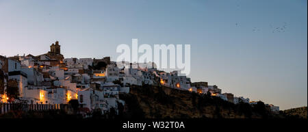 Crinale di Arcos de la Frontera al crepuscolo Foto Stock