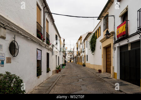 Una tipica cittadina spagnola strada residenziale di Cordoba e un grande esempio del pueblo blanco (villaggio bianco) aree in Andalusia Foto Stock