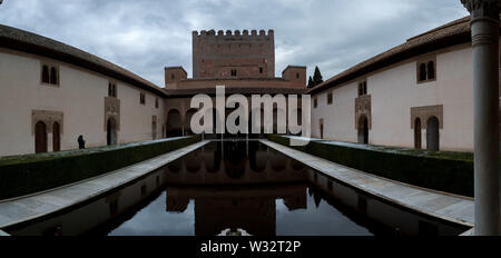 La Corte dei Mirti (Patio de los Arrayanes), parte del luogo e il complesso di fortezza dell'Alhambra di Granada, Spagna Foto Stock