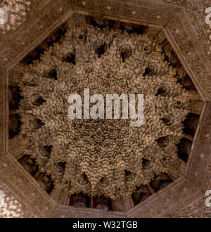 Guardando le intagliato a mano soffitti in pietra dell'Alhambra di Granada, Spagna Foto Stock