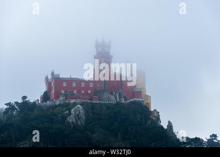 Il Palazzo della pena durante la nebbia in Sintra, Portogallo Foto Stock