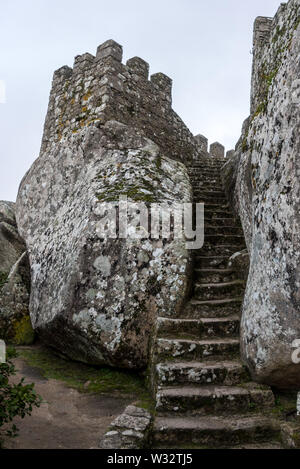 Una scala costruita in pietra nel Castello dei Mori a Sintra, Portogallo Foto Stock
