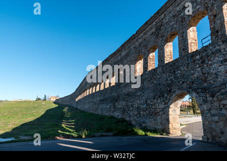 Acquedotto de San Lazaro, un antico acquedotto romano di Merida, Spagna con una moderna strada Foto Stock