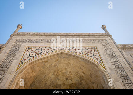 AGRA, INDIA - CIRCA NOVEMBRE 2018: Dettaglio di intarsi di marmo presso il Taj Mahal. Il Taj Mahal è un bianco-avorio mausoleo di marmo sulla riva sud del th Foto Stock