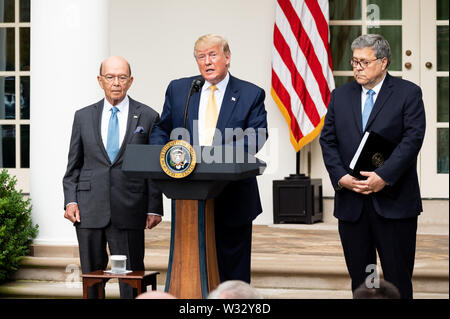 Presidente Donald Trump annunciando che egli è la firma di un ordine esecutivo per consentire al governo di contare i cittadini nel paese, dietro di lui stand Segretario di Commercio Wilbur Ross e Attorney General William Barr, nel giardino di rose alla Casa Bianca. Foto Stock