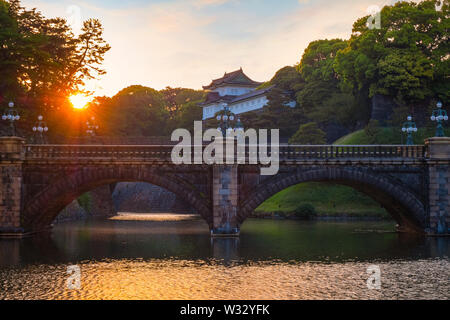 Tokyo, Giappone - 28 Aprile 2018: ponte Nijubashi davanti a Tokyo Imperial Palace è uno dei più noti bridge in Giappone, il vecchio ponte è stato un Foto Stock