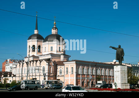 Tomsk Russia, il traffico in Piazza Lenin con una cattedrale dell Epifania in background Foto Stock