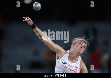 Napoli, Italia. 11 Luglio, 2019. Klaudia Kardasz di Polonia compete durante la Finale Femminile del colpo messo di atletica al trentesimo Universiade estiva a Napoli, Italia, Luglio 11, 2019. Klaudia Kardasz della Polonia ha vinto la medaglia di bronzo con 17,65 metri. Credito: Zheng Huansong/Xinhua/Alamy Live News Foto Stock