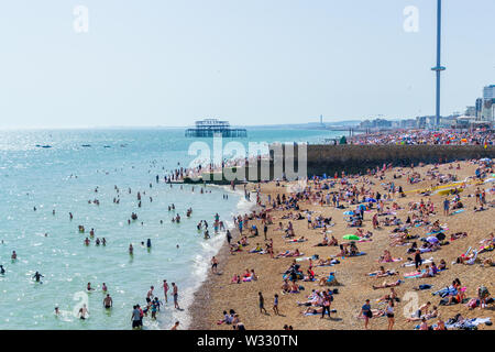 Regno Unito Giugno 29th, 2019 spiaggia di Brighton, Brighton e Hove, East Sussex, Inghilterra. Migliaia di persone rilassarsi su sun. Foto Stock