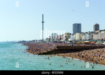 Regno Unito Giugno 29th, 2019 spiaggia di Brighton, Brighton e Hove, East Sussex, Inghilterra. Migliaia di persone rilassarsi su sun. Foto Stock