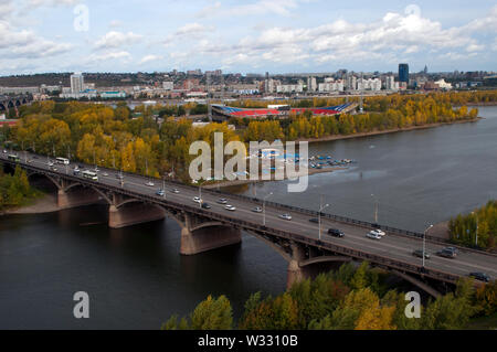 Krasnoyarsk Russia, ponte sul fiume yenisei e città in background Foto Stock