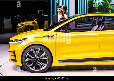 Ginevra, Mar 2019 giovane e bella capelli scuri hostess modello donne promozione Skoda VISION iV concetto prototipo di automobile, Geneva International Motor Show Foto Stock