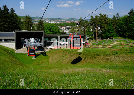 Maribor, Slovenia - 2 Maggio 2019: Pohorska cavo vzpenjaca auto presso la stazione inferiore a Maribor, Slovenia, una destinazione popolare per le escursioni a piedi e in discesa Foto Stock