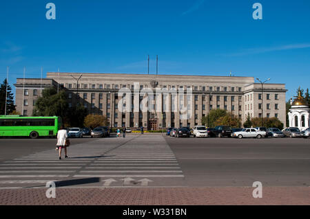 Irkutsk Russia, persone attraversano al passaggio pedonale di fronte all edificio del ministero Foto Stock