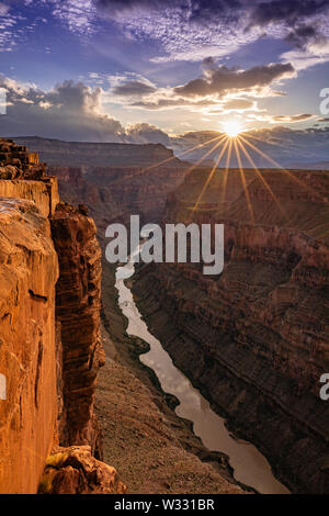 Sunrise al Toroweap si affacciano viewpoint a bordo settentrionale del Parco Nazionale del Grand Canyon in Arizona, Stati Uniti d'America Foto Stock