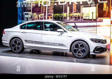 Ginevra, Svizzera, Mar Bianco 2019 Volkswagen VW Passat limousine GTE, Geneva International Motor Show, 8 gen lifting, prodotta da Volkswagen Foto Stock