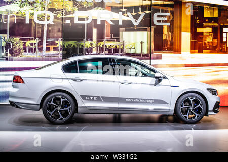 Ginevra, Svizzera, Mar Bianco 2019 Volkswagen VW Passat limousine GTE, Geneva International Motor Show, 8 gen lifting, prodotta da Volkswagen Foto Stock