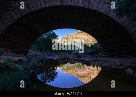 Riflessioni vergine sotto il ponte del fiume nel Parco Nazionale di Zion, Utah, Stati Uniti d'America Foto Stock