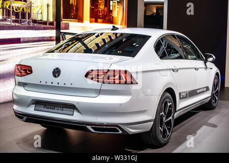 Ginevra, Svizzera, Mar Bianco 2019 Volkswagen VW Passat limousine GTE, Geneva International Motor Show, 8 gen lifting, prodotta da Volkswagen Foto Stock