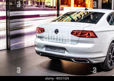 Ginevra, Svizzera, Mar Bianco 2019 Volkswagen VW Passat limousine GTE, Geneva International Motor Show, 8 gen lifting, prodotta da Volkswagen Foto Stock