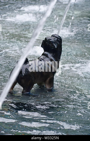 La mitica Fontana del cane a Berzcy Park nel centro cittadino di Toronto Foto Stock