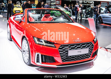 Ginevra, Svizzera, Mar 2019 rosso metallizzato Audi TTS Quattro Cabrio a Ginevra International Motor Show, prodotto dalla tedesca produttore di automobili Audi Foto Stock