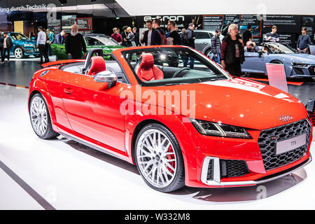 Ginevra, Svizzera, Mar 2019 rosso metallizzato Audi TTS Quattro Cabrio a Ginevra International Motor Show, prodotto dalla tedesca produttore di automobili Audi Foto Stock