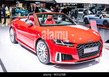 Ginevra, Svizzera, Mar 2019 rosso metallizzato Audi TTS Quattro Cabrio a Ginevra International Motor Show, prodotto dalla tedesca produttore di automobili Audi Foto Stock