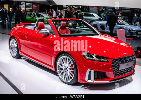 Ginevra, Svizzera, Mar 2019 rosso metallizzato Audi TTS Quattro Cabrio a Ginevra International Motor Show, prodotto dalla tedesca produttore di automobili Audi Foto Stock